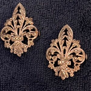 Chic Gold Fleur-de-Lis Brooch Pair